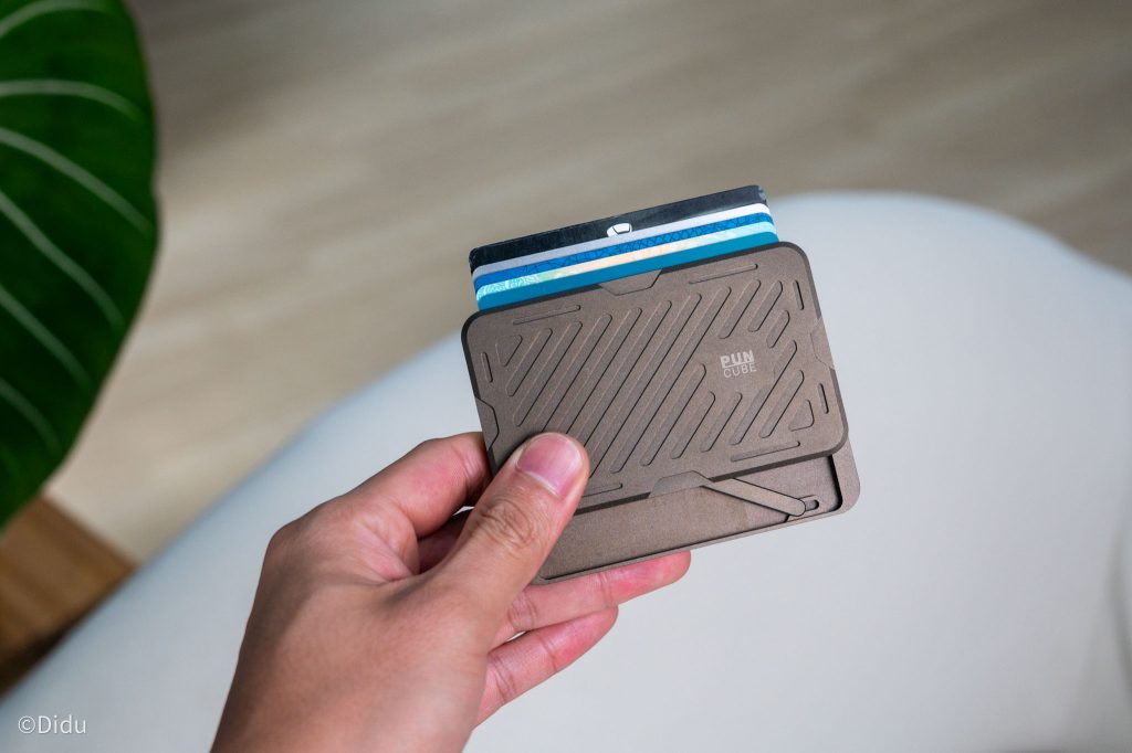 Trên tay ví nhôm đựng thẻ PunCube Mech Wallet