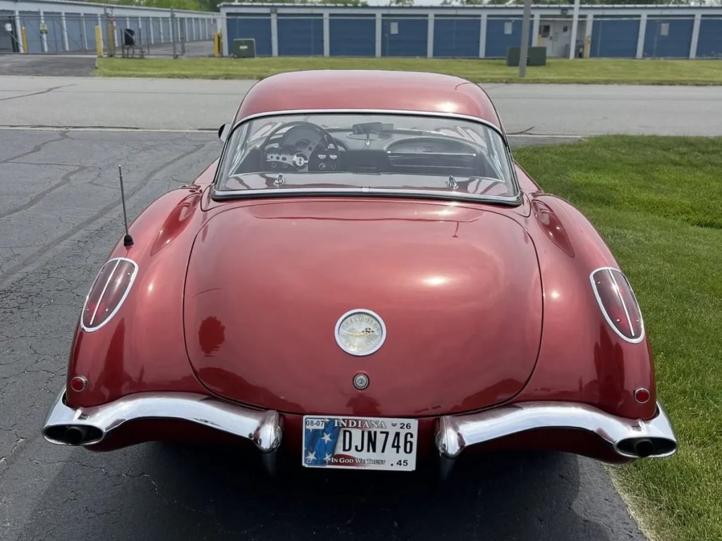 Chevrolet C1 Corvette convertible năm 1960 này là một trong những mẫu xe biểu tượng và hiếm có…缩略图 Thích