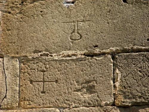 Trong những nhà thở cổ ở châu Âu, nếu để ý kỹ, bạn sẽ thấy từng khối đá ở đây đều có những hình…缩略图 Thích