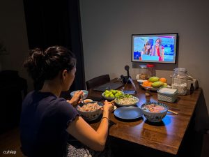 Trên tay Amazon Echo Show 21: khung hình, tv và AI màn lớn