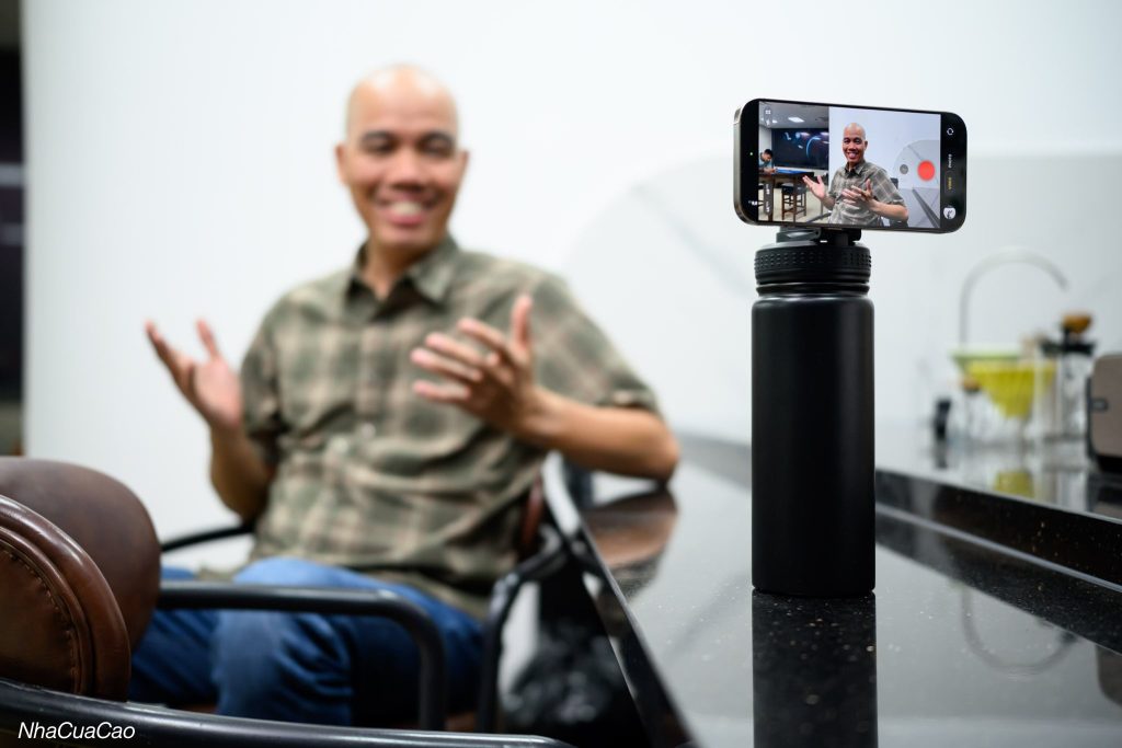 Trên tay bình giữ nhiệt làm tripod quay video缩略图 Tết Ant Khang