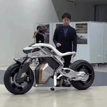 Yamaha MOTOROiD 2 – Xe máy tương lai tự cân bằng và thông minh