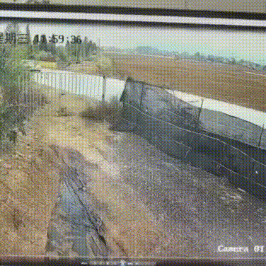 TQ: Một chiếc xe điện gặp tai nạn, cửa không mở ra được ,người ta phải đâp cửa kính để kéo người…缩略图 TQ: Một chiếc xe điện gặp tai nạn, cửa không mở ra được ,người ta phải đâp cửa kính để kéo người...