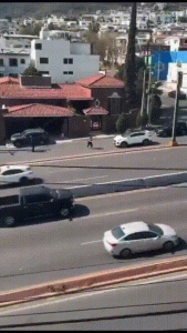 Băng qua đường ẩu cô gái bị xe tông mạnh, hất văng xa, nằm bất động trên đường...