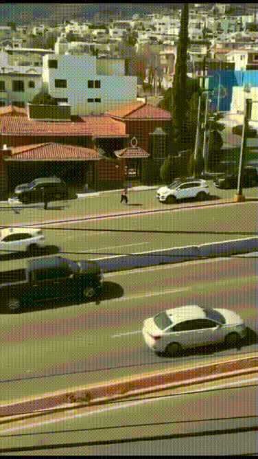 Băng qua đường ẩu cô gái bị xe tông mạnh, hất văng xa, nằm bất động trên đường…缩略图 Băng qua đường ẩu cô gái bị xe tông mạnh, hất văng xa, nằm bất động trên đường...