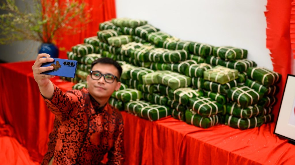 Khi Gen Z gói bánh chưng cùng Galaxy Z Fold7缩略图 Tết Tinh Tế