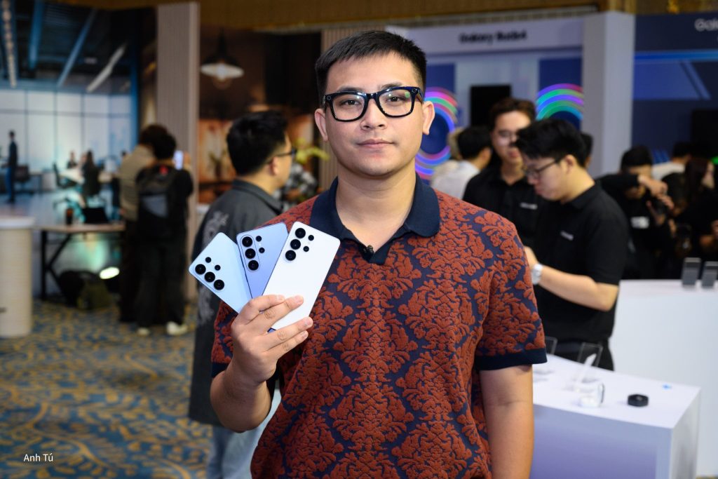 Trên tay Samsung Galaxy S26 Ultra: Màn hình chống nhìn trộm cùng 1 loạt tính năng AI mới缩略图 Edit