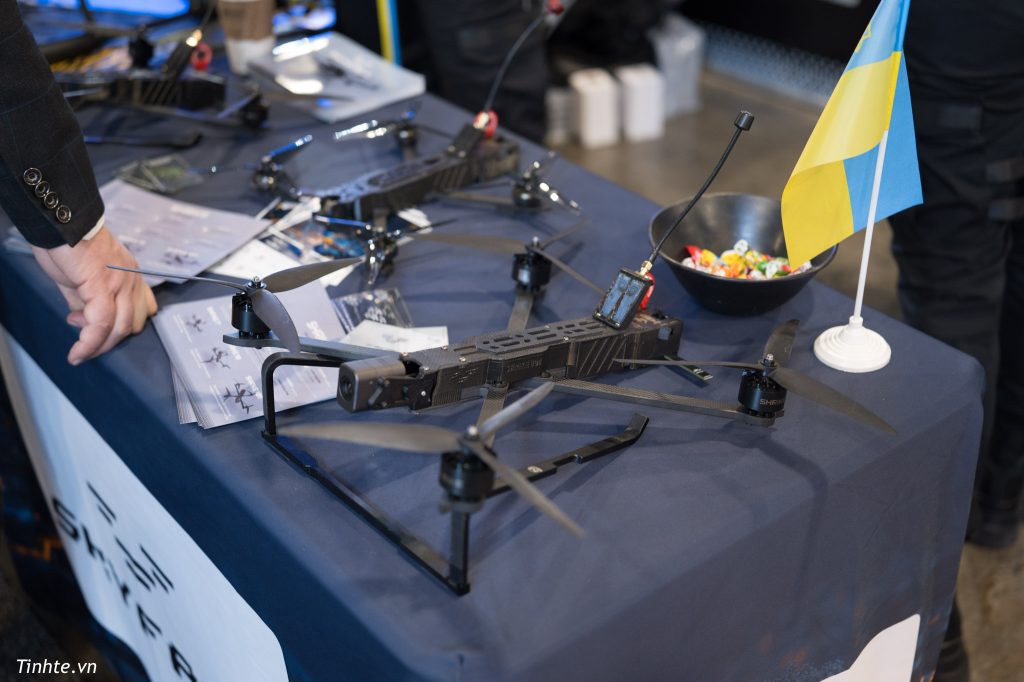 CES2025: Trên tay Drone bay một chiều nhanh và xa 12km của Ukraine缩略图 CES2025: Trên tay Drone bay một chiều nhanh và xa 12km của Ukraine