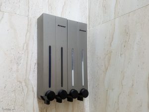 Trên tay bình xà bông gắn lên tường: sạch sẽ, gọn gàng, thông minh