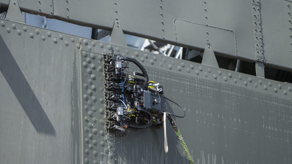 Những con robot leo tường này sẽ giúp Hải quân Mỹ bảo trì tàu bè缩略图 Edit