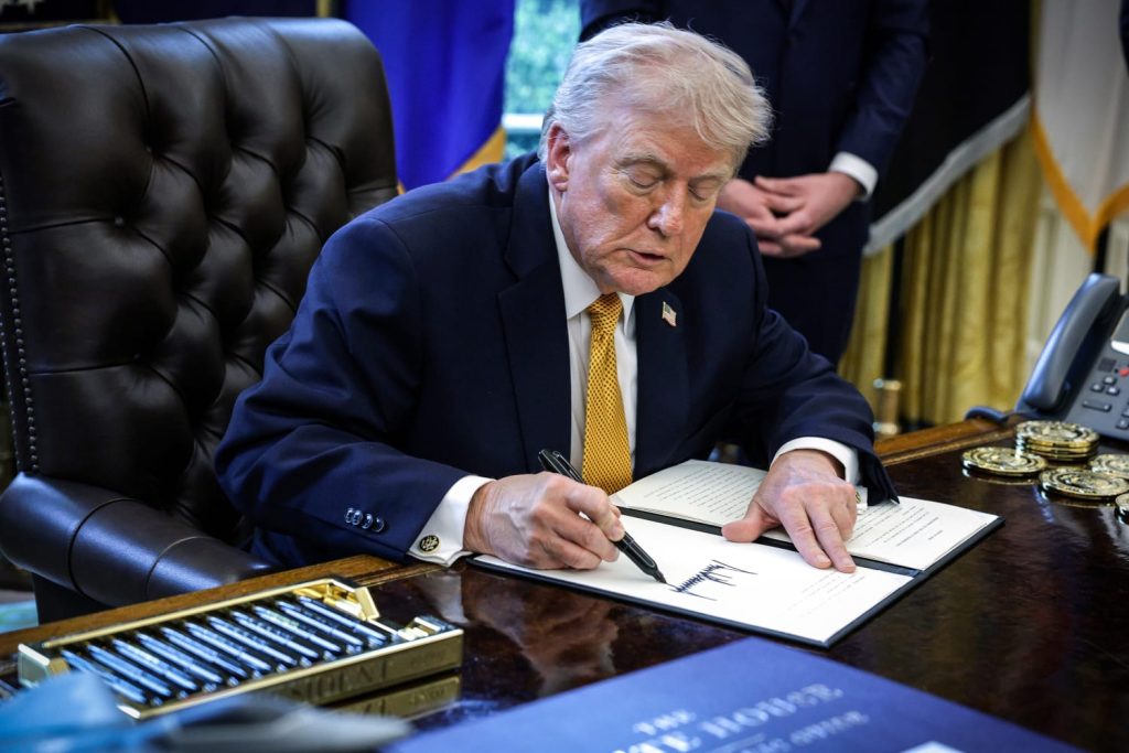 Tờ 100 đô Mỹ có chữ kí TT Trump sẽ in mới từ tháng 6 năm nay缩略图 Edit