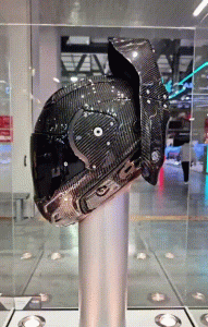 Nón bảo hiểm thiết kế mở từ phía sau, loại bỏ hoàn toàn quai cằm truyền thống.