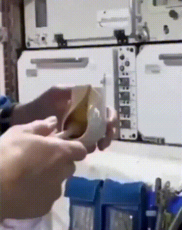 Ly cafe độc đáo để uống cafe trên không gian, cấm nghĩ bậy缩略图 Cười vô mặt