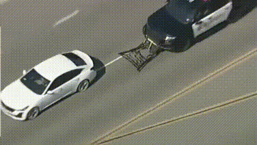 Grappler thất bại: Xe nghi phạm đâm sập tường nhà dân