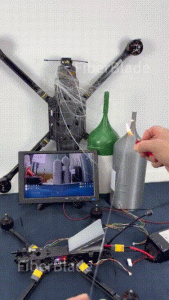 Trong video là hệ thống FPV drone sử dụng cáp sợi quang siêu mỏng để truyền hình ảnh về nơi điều...