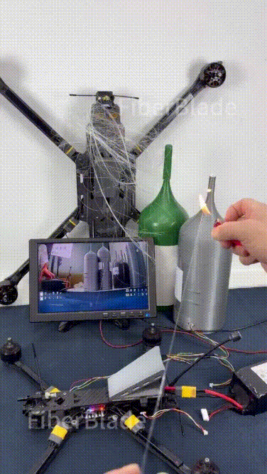Trong video là hệ thống FPV drone sử dụng cáp sợi quang siêu mỏng để truyền hình ảnh về nơi điều...