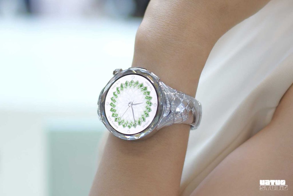 Trên tay HUAWEI Watch Ultimate Design Spring Edition được đính tới 99 viên kim cương tự nhiên